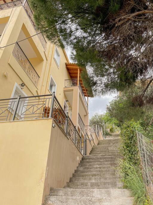 Afroditi'S Apartment Superb View Gythio Exterior photo